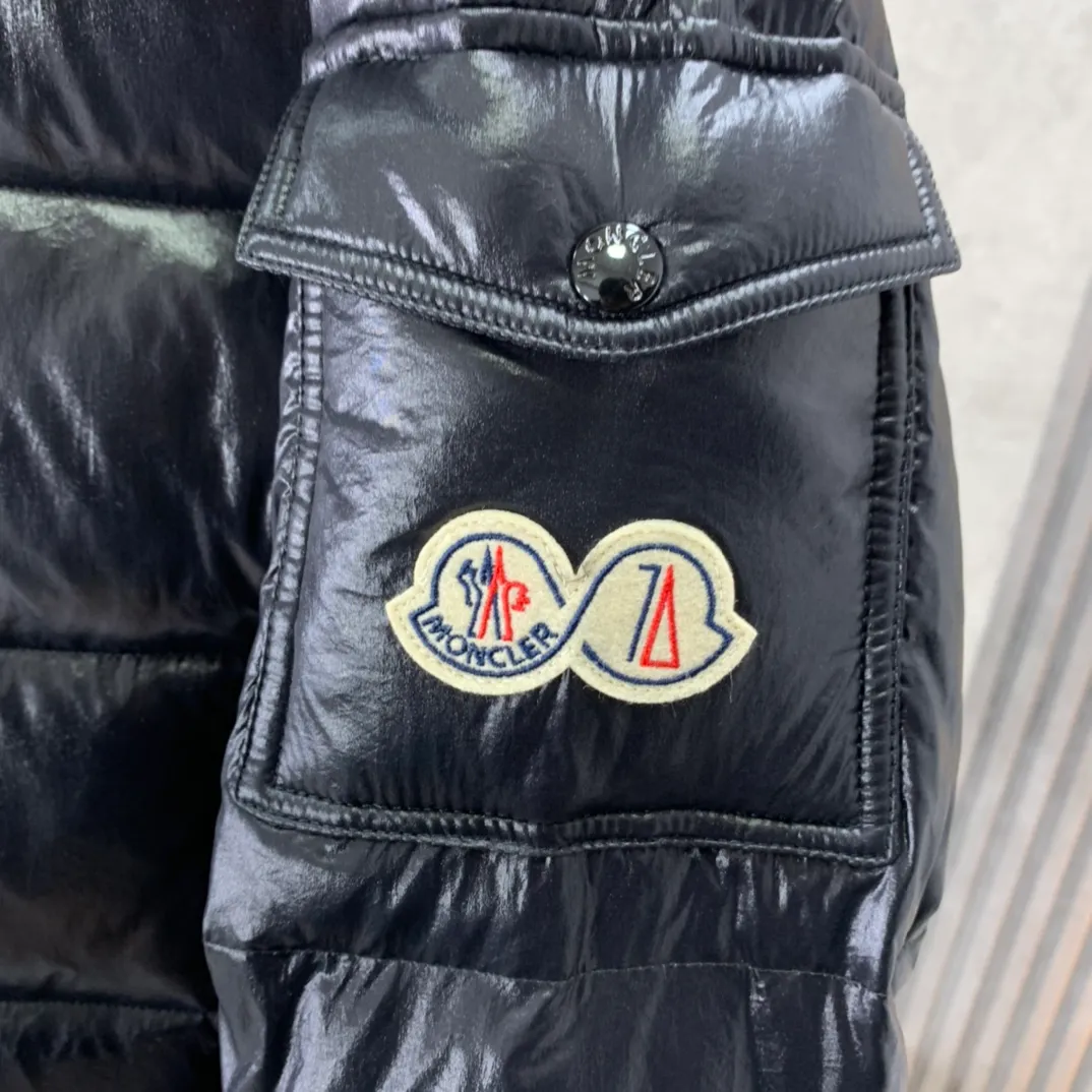 P390 Moncler/ 2026 70 、 。 DNA ， ， 。 Classic ， 、 。 Classic 70 。 Quality， 90 ，Premium Quality ， ，Black ！ Sizes M-3XL